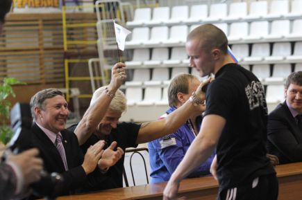 Эвандер Холифилд и Алексей Тищенко посетили зал бокса в спорткомплексе «Победа» (фото).