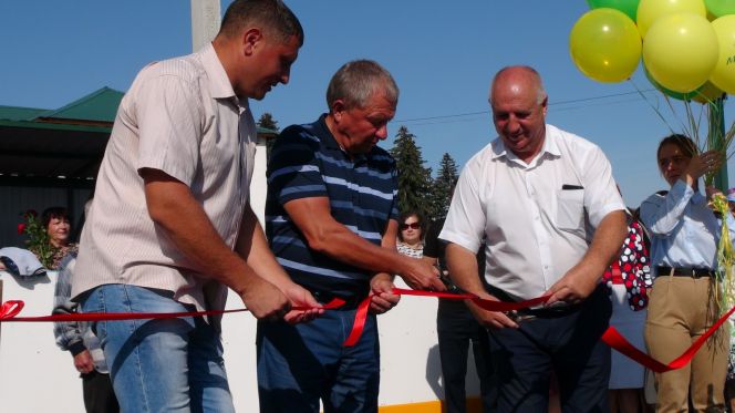 Барнаульский предприниматель Александр Ракшин в подарок родной школе в Алтайском районе построил хоккейную коробку и мини-футбольное поле