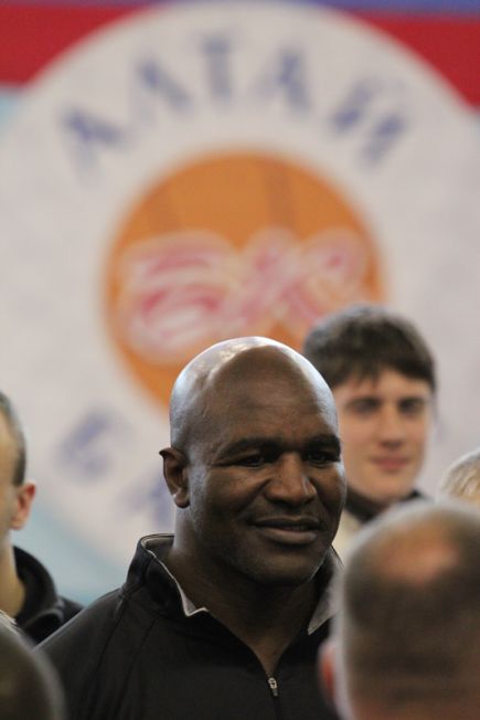 Эвандер Холифилд и Алексей Тищенко посетили зал бокса в спорткомплексе «Победа» (фото).