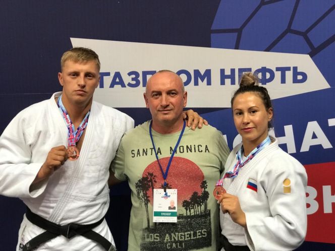 Бронзовые призёры командного чемпионата России-2019 Ирина Громова и Андрей Томчук со старшим тренером Алтайского края по дзюдо Олегом Зайцевым