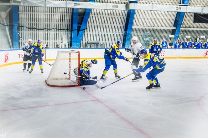 На фото: фрагмент матча "Челны" - "Динамо-Алтай"