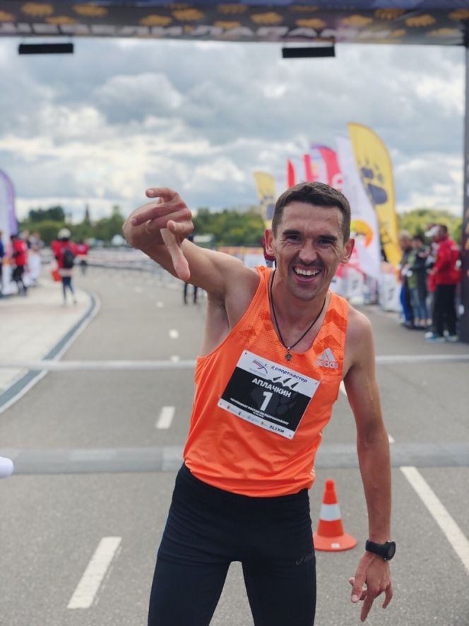 Артём Аплачкин выиграл чемпионат России по полумарафону