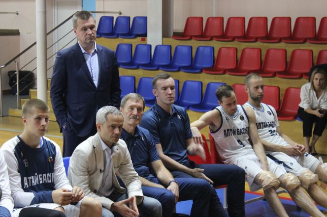 Министр спорта встретился с «АлтайБаскетом» и его болельщиками