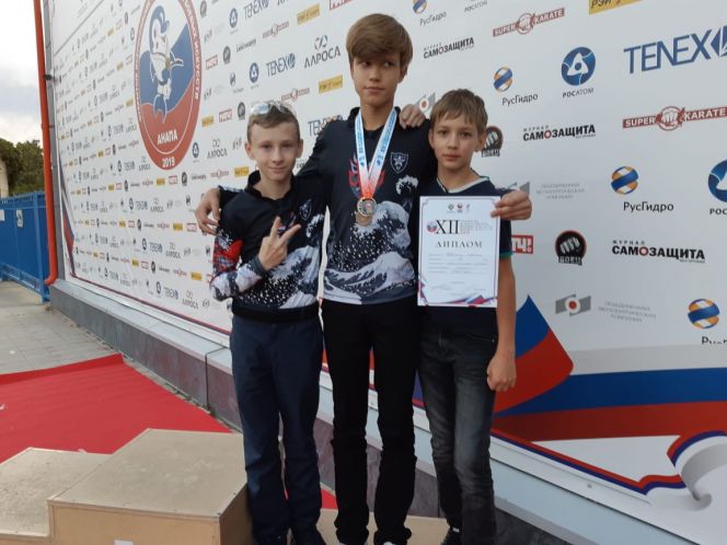 Максим Гаврилин на фото в центре