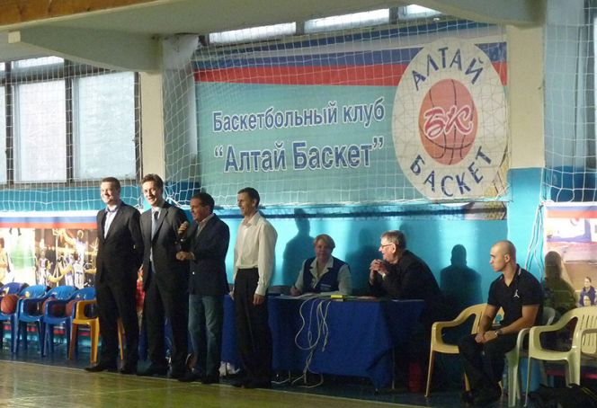 С 3 декабря в спортивном комплексе "Обь" проходит зональный этап первенства России по баскетболу.