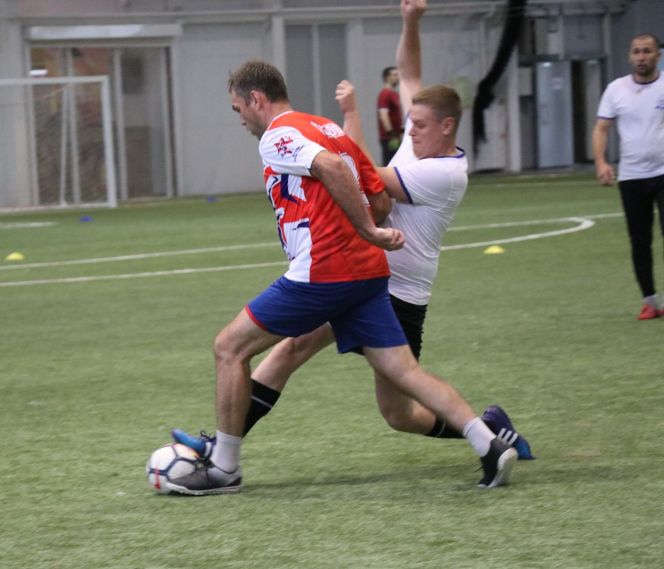 Отец на отца. В барнаульском СК «Темп» прошёл родительский футбольный турнир