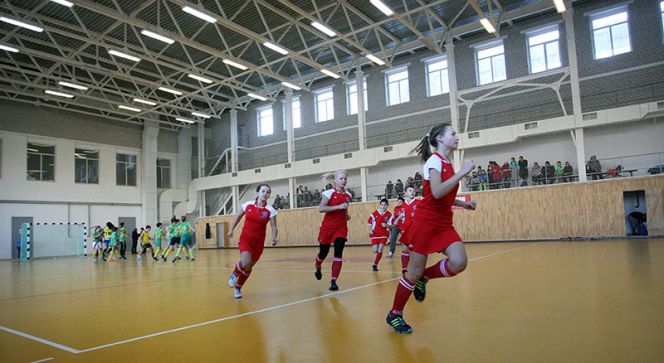 Прошли первые матчи зимнего первенства Лиги хоккея на траве Алтайского края по индорхоккею.