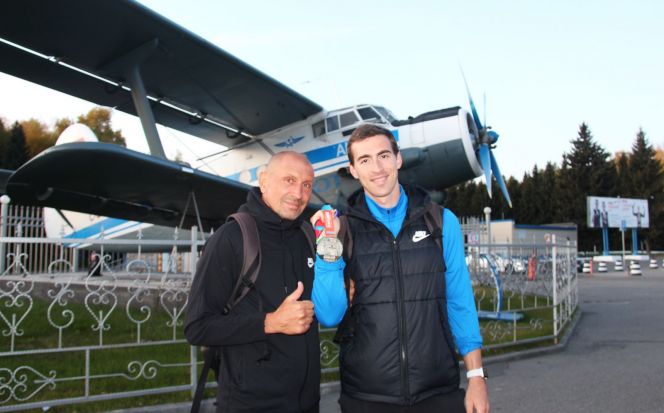 Сергей Шубенков возвратился в Барнаул из Дохи с серебряной медалью чемпионата мира. Фото: Вадим Вязанцев.