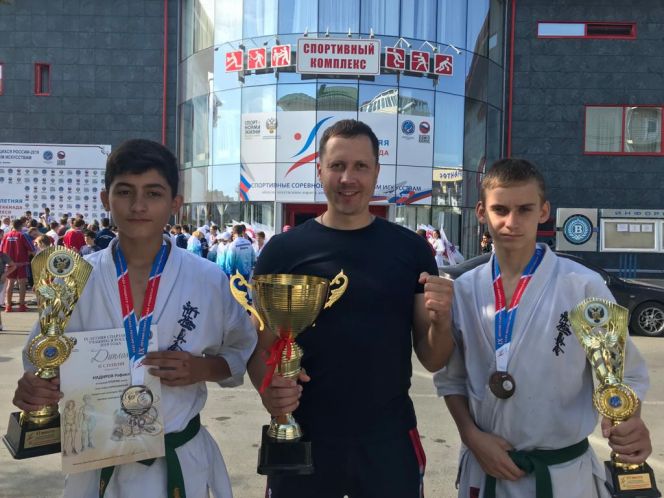 Рафаил Надиров и Никита Вебер с председателем краевой федерации киокусинкай Ярославом Расовым