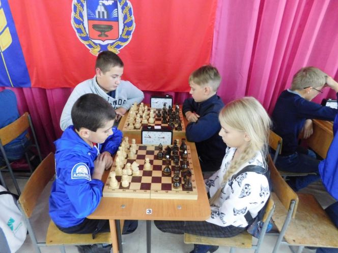 В Мамонтовском районе прошел масштабный детский турнир в честь Дня шахмат