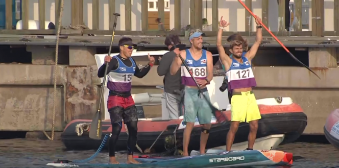 Скриншот: Андрей Крайтор (слева, №154) после финиша на дистанции 200 м на чемпионате мира по SUP