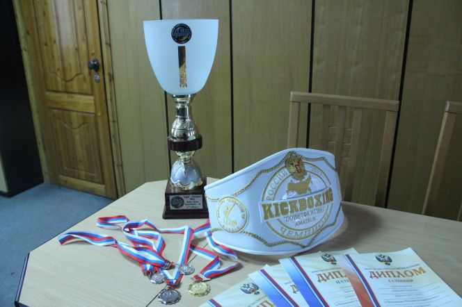 Трое алтайских спортсменов завоевали медали чемпионата России по кикбоксингу.