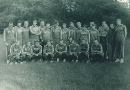 Из архива Владимира Панкова. Сборная СССР по гребле на байдарках и каноэ. В нижнем ряду Панков третий слева, Михаил Лобанов второй справа. Главный тренер команды Александр Силаев стоит пятым слева.