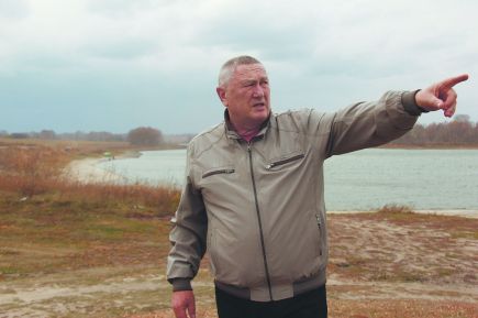 За спиной Владимира Панкова место, где предполагается построить ещё одну гребную базу в Барнауле. Фото:Виталий Дворянкин    