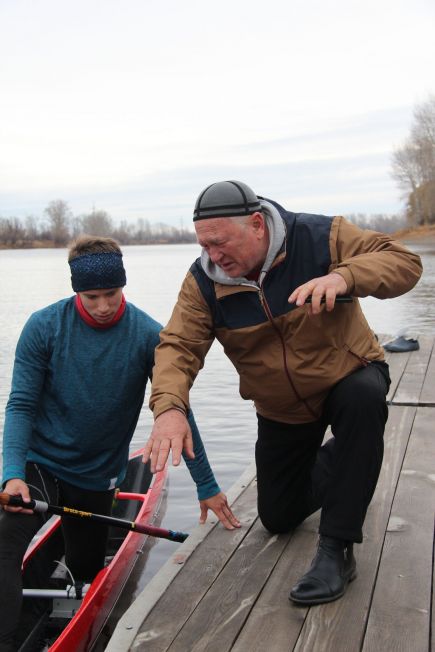 Тренировка на гребном канале. Владимир Панков объясняет технические тонкости гребли одному из сильнейших каноистов Алтайского края  Дмитрию Гончарову