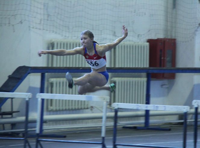 В спортивном манеже АлтГТУ прошли рождественские старты с участием сильнейших спортсменов России (фото).