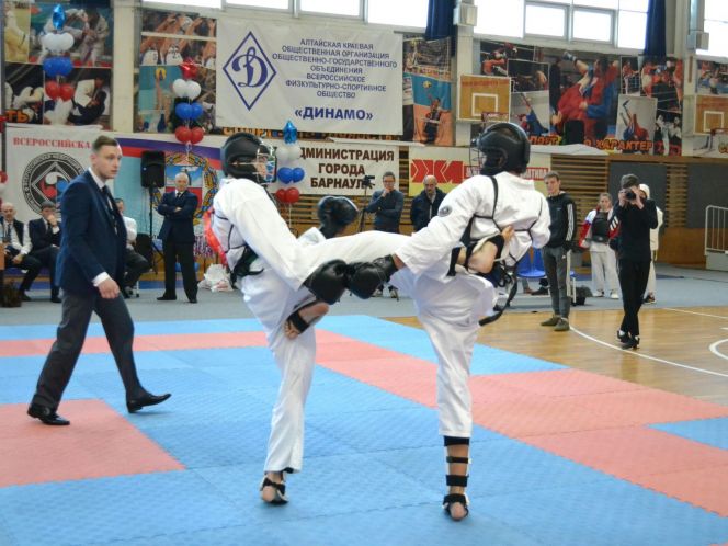 Сборная Алтайского края выиграла первенство и чемпионат Сибири по восточному боевому единоборству "кобудо"