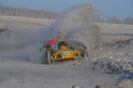 В Калманском районе состоялись первые в этом году сибирские соревнования по зимнему автокроссу (фото).