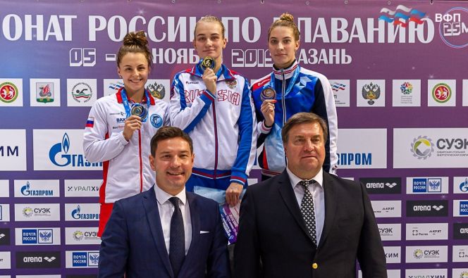 Призеры чемпионата России в плавании на 50 метров баттерфляем. Дарья Кулешова слева. Фото: Алексей Савченко/Russportimage 