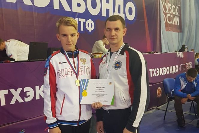 На фото: Михаил Русских с тренером Дмитрием Кротовым