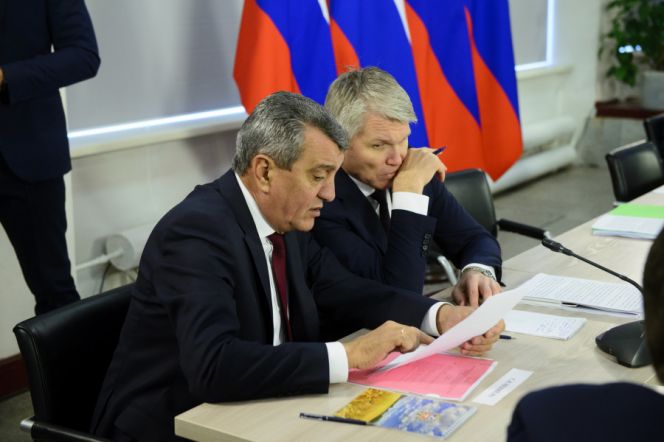 Выездное совещание министров РФ в Алтайском крае. Министр спорта России Павел Колобков на фото - справа 