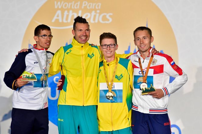 Александр Костин (крайний слева) завоевал бронзу чемпионата мира по лёгкой атлетике под эгидой Международного паралимпийского комитета 