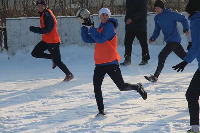 Футболисты барнаульского "Динамо" провели первую тренировку в 2014 году (фото).