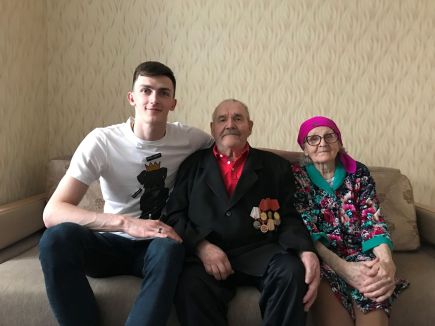 Ильяс с дедушкой и бабушкой 