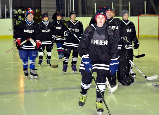 В Заринске стартовал краевой турнир на призы клуба «Золотая шайба» среди юношей 2001-2002 годов рождения. 