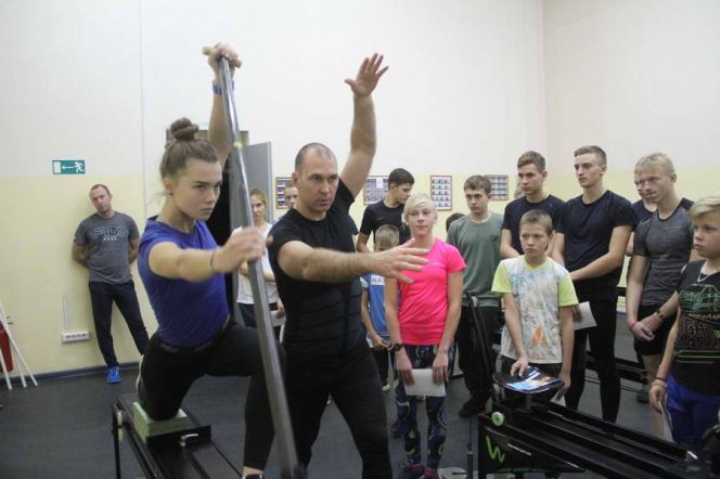 Максим Опалев объясняет нюансы техники гребли Марии Дремовой. Фото: Ярослав Махначев