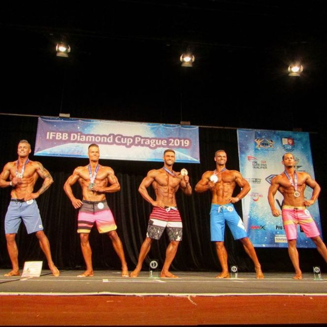 На фото: Владислав Алексеев (№30, в центре)