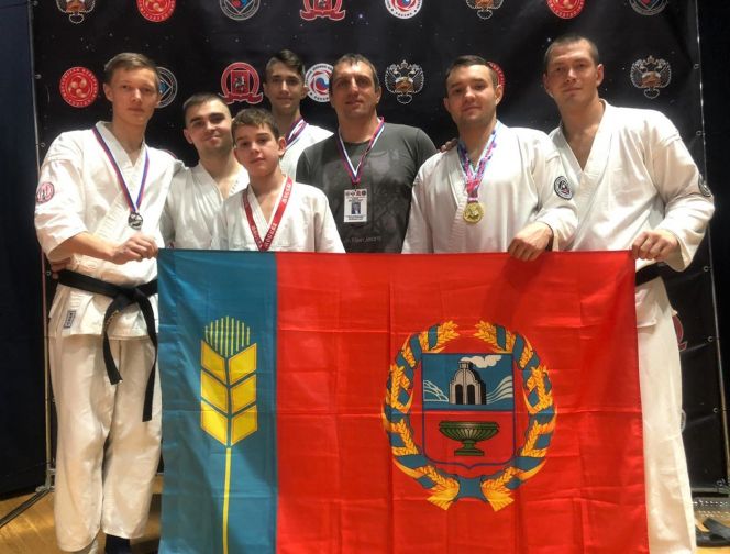 Сборная Алтайского края завоевала 26 медалей на всероссийских соревнованиях в дисциплине "кобудо"