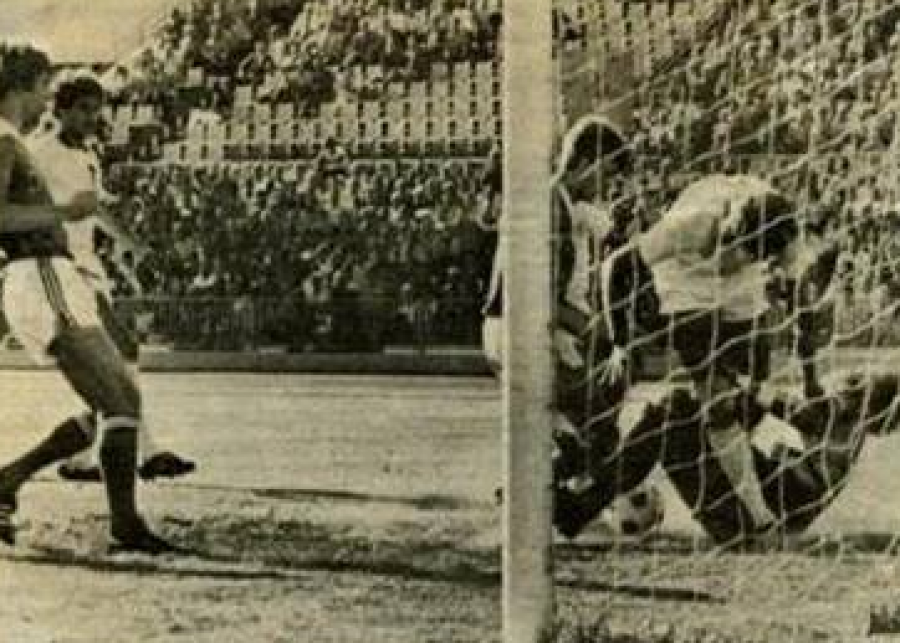 В атаке Владимир Кобзев ("Торпедо"-"Динамо",М). Источник Источник http://fc-dynamo.ru