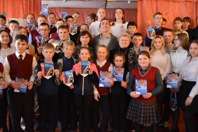 Сергей Шубенков встретился с учащимися Прутской школы в Павловском районе: пообщался и подарил спортивный инвентарь