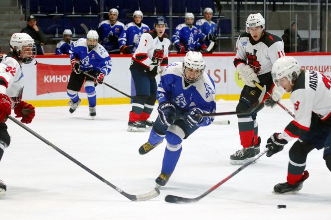 ХК "Динамо-Алтай-студент" крупно уступил новосибирскому "Локомотиву" во втором матче серии