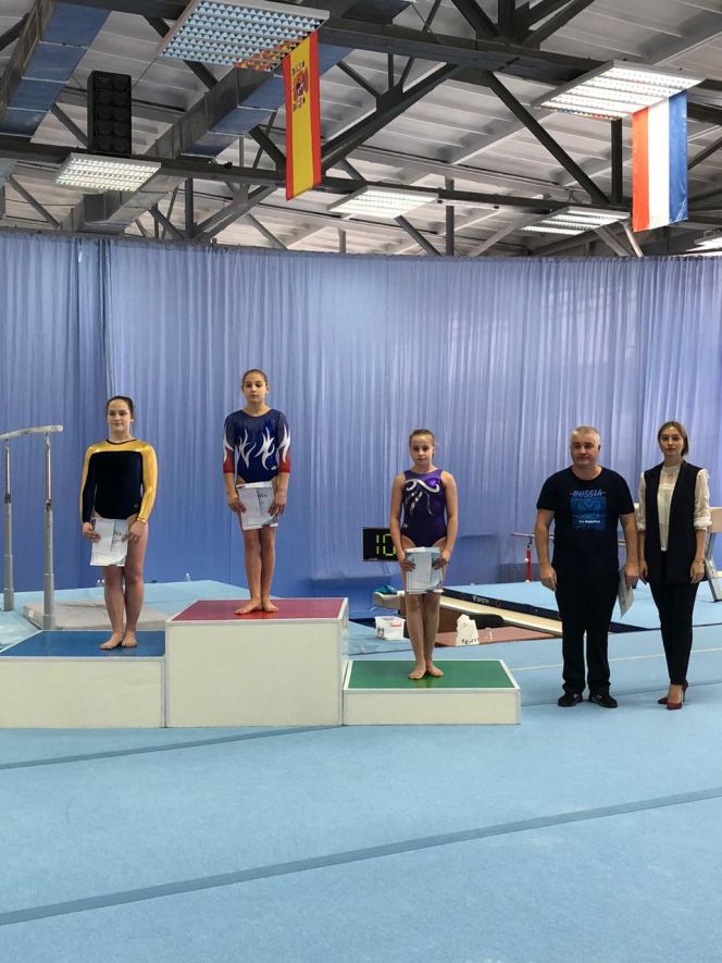 На верхней ступени пьедестала почета Дарья Ожигова - победительница в многоборье