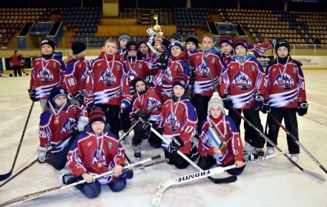 В Барнауле прошел детский турнир по хоккею памяти Алексея Черепанова среди юношей 2003 года рождения.