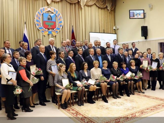 Лучшие социально ответственные работодатели Алтайского края. Директор СШОР "Заря Алтая" Лариса Казанцева в первом ряду четвёртая слева.  Фото: пресс-служба Губернатора Алтайского края