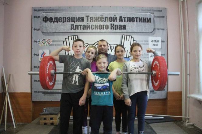 Время поднимать штангу. Михаил Шуваев мог выиграть Олимпиаду, а сейчас тренирует барнаульских детей