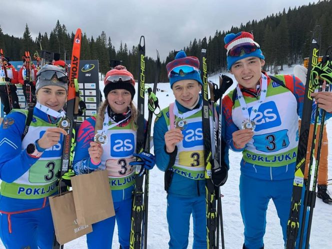 На фото: Даниил Серохвостов (третий слева) в составе бронзовой российской эстафеты на юниорском Кубке IBU