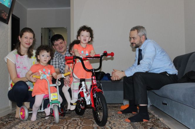 Министр спорта Алтайского края Алексей Перфильев побывал в гостях у многодетной семьи Коваленко