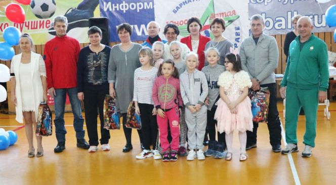 Празднование 10-летия СШОР по хоккею на траве «Юность Алтая». Фото: Вадим Вязанцев.