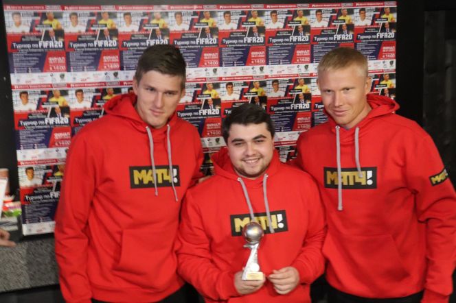 На фото: Александр Соболев, победитель турнира FIFA 20 Алексей Панкстьянов и Юрий Дюпин