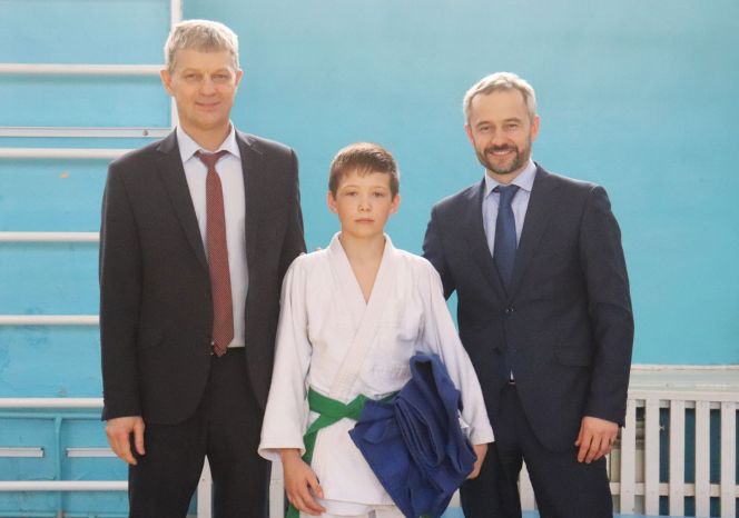 Министр спорта Алтайского края Алексей Перфильев вручил юному дзюдоисту "Спарты" подарок с "Ёлки желаний"