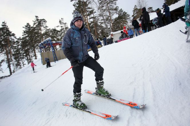 Вниз – плугом, вверх – на швабре. Как журналист «Алтайской правды» осваивал горные лыжи