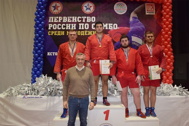 Бийчанин Вячеслав Агапушкин (крайний справа) - бронзовый призер молодежного первенства России