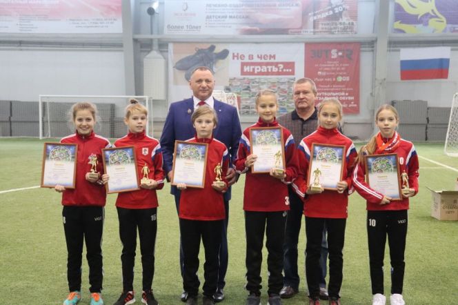 На фото: директор СШОР по футболу Алексея Смертина Евгений Татаринцев во время церемонии награждения лучших спортсменов школы сезона-2019