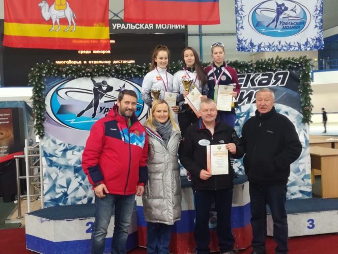 Полина Упирова (на пьедестале справа) - бронзовый призёр юниорского первенства России на дистанции 3000 метров