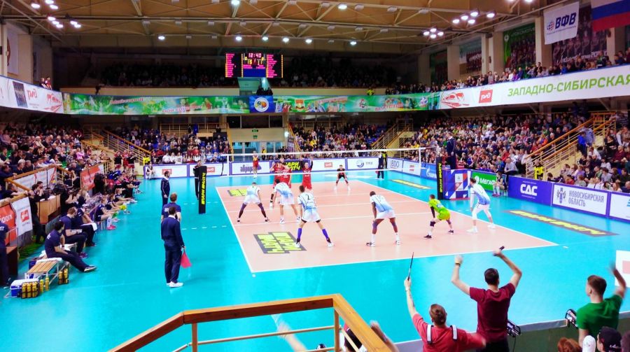 Пламенный волейбол. Новосибирский «Локомотив» с Ильясом Куркаевым близок к победе в регулярном чемпионате