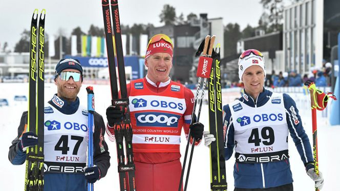 Александр Большунов (в центре) - лидер общего зачете Кубка мира по лыжным гонкам